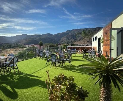 Exteriores con mobiliario y espectaculares vistas a las montañas de este alojamiento.