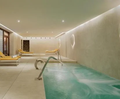 Agradable zona de bienestar con piscina de hidroterapia del hotel.