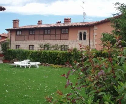 Ediicio de este alojamiento rural solo para adultos con amplios jardines.