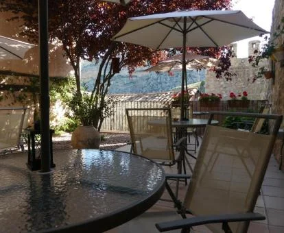 Acogedora terraza con comedores exteriores y vistas a la naturaleza.