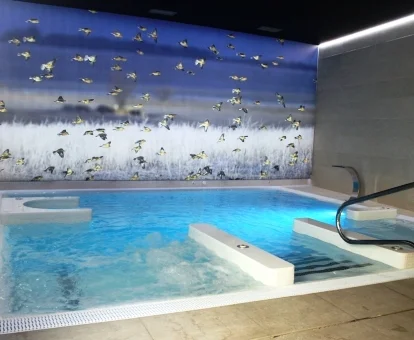 Piscina cubierta con elementos de hidroterapia del spa del hotel.