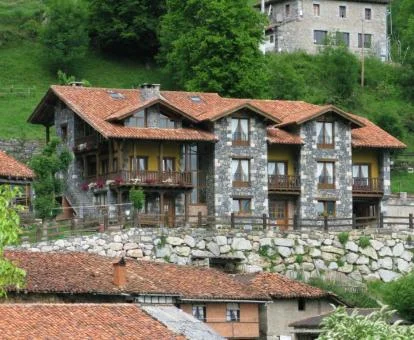 Hermoso edificio de piedra de esta coqueta posada con zona exterior.