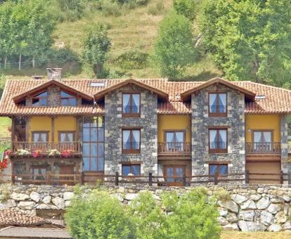 Edificio de piedra de este hermoso hotel rural con bellas vistas.