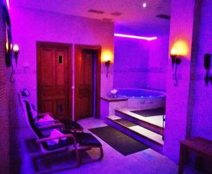 Acogedor centro de bienestar con una romántica iluminación.