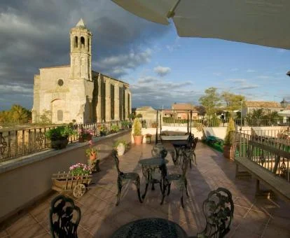 Terraza con vistas y mobiliario exterior de este hotel romántico.