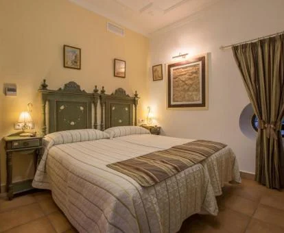Una de las coquetas habitaciones de estilo tradicional de este hotel romántico.