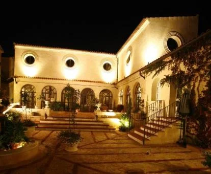 Edificio de esta acogedora posada con zona exterior e iluminación nocturna.
