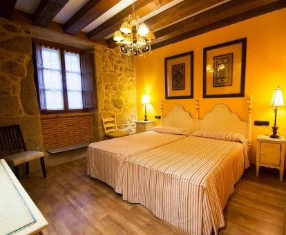 Una de las elegantes habitaciones dobles con paredes de piedra a la vista del hotel.