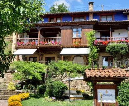 Fachada de este precioso hotel rural con vegetación y zona de jardín.