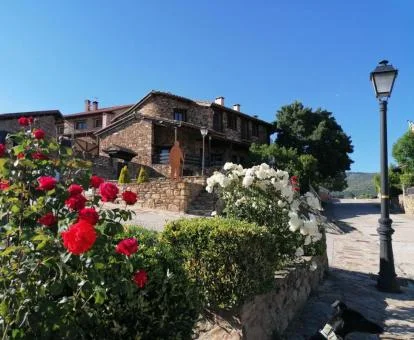 Elegante edificio rural rodeado de bellos jardines.