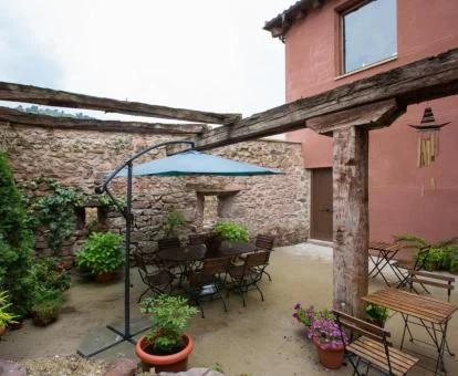 Terraza con mobiliario exterior de este hotel rural con encanto.