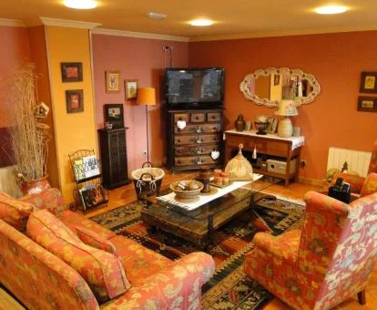 Uno de los acogedores espacios de uso compartido y estilo tradicional del hotel.