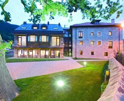 Hermoso edificio de este hotel rural con amplios jardines.