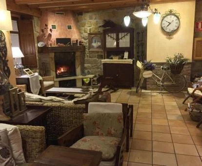 Acogedor espacio de uso compartido con chimenea de esta posada rural.