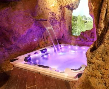 Precioso jacuzzi en una cueva del spa del hotel.