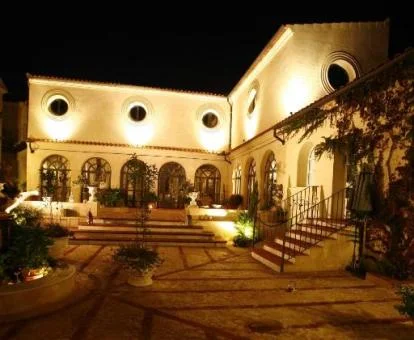 Edificio de este hermoso hotel boutique con iluminación nocturna.