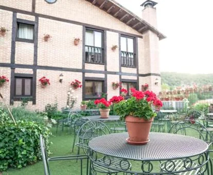 Coqueto hotel rural con zona exterior y comedores.