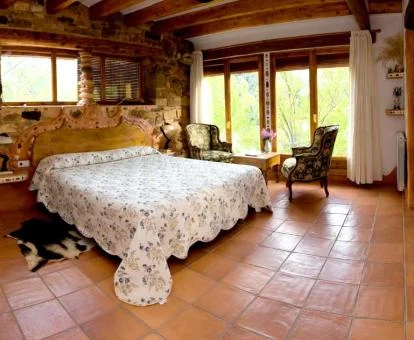 Una de las amplias habitaciones de estilo rústico de este hotel tradicional.