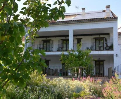 Edificio de este hotel rural ubicado en una zona tranquila y rodeada de naturaleza.