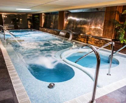 Fabulosa piscina de hidroterapia del spa del hotel.