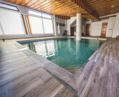 Piscina interior de este coqueto alojamiento.