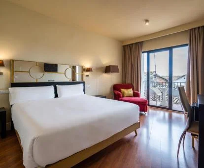 Una de las habitaciones dobles con zona de estar y terraza del hotel boutique.