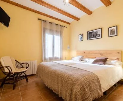 Una de las acogedoras habitaciones dobles de estilo tradicional de este hotel rural.