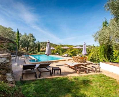 Preciosa zona exterior con piscina y vegetación de este complejo de apartamentos.