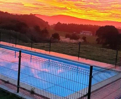 Preciosa piscina con vistas a un fabuloso atardecer de este complejo de apartamentos.