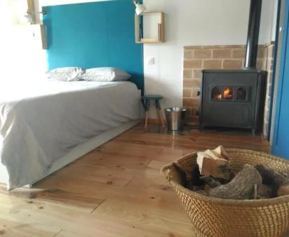 Una de las acogedoras habitaciones con chimenea de este alojamiento solo para adultos.