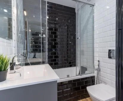 Baño con bañera de hidromasaje privada de este apartamento independiente.