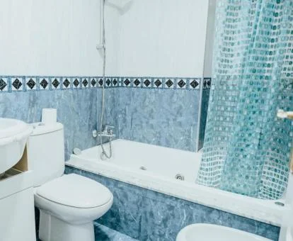 Baño con bañera de hidromasaje privada del apartamento.