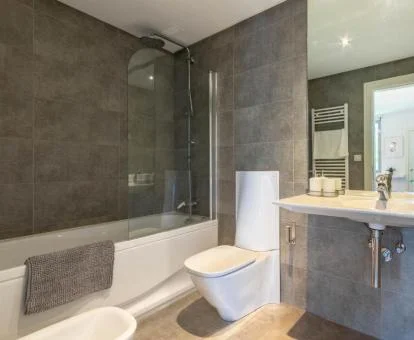 Baño con bañera de hidromasaje privada de este apartamento de dos dormitorios.