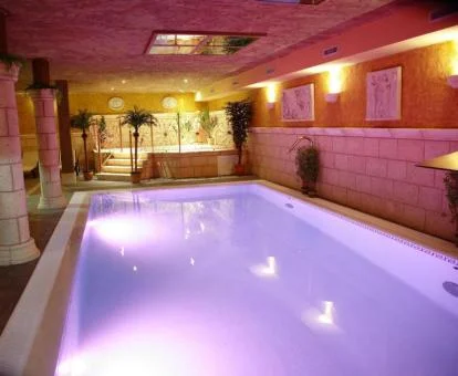 Piscina cubierta con elementos de hidroterapia del spa del hotel.