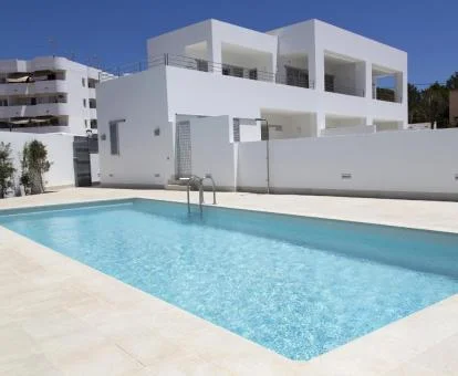 Moderno edificio de este complejo de apartamentos con piscina exterior.