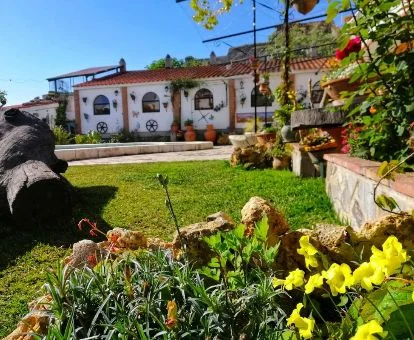 Edificio de este alojamiento rural rodeado de bellos jardines en un tranquilo entorno natural.
