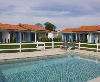 Hermoso establecimiento rural con casas independientes y piscina comunitaria.