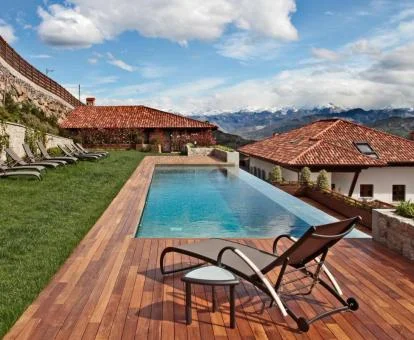 Preciosa piscina exterior de este hotel con encanto.