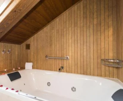 Jacuzzi privado del apartamento Deluxe de este establecimiento.