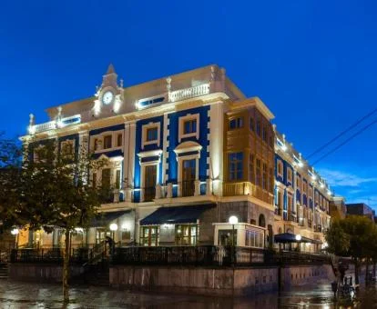 Edificio con iluminación nocturna de este hermoso hotel boutique.