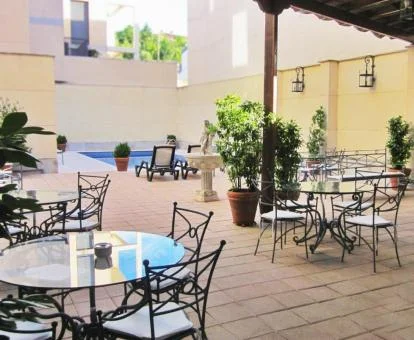 Terraza con comedores exteriores y piscina de este hotel con encanto.