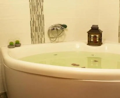 Amplio jacuzzi privado del apartamento superior del establecimiento.