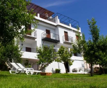 Edificio de este complejo de apartamentos con amplios jardines y solarium.