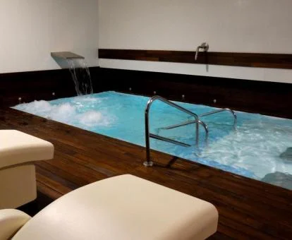 Zona de aguas del centro de bienestar del hotel.