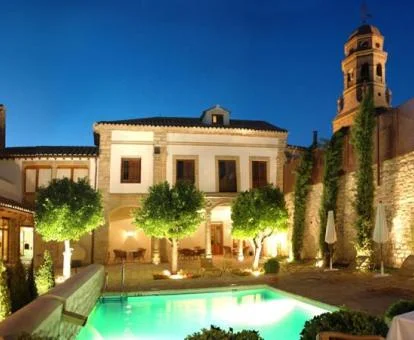 Patio con piscina y mobiliario de este coqueto hotel boutique.