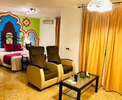 Una de las acogedoras habitaciones dobles con zona de estar del hotel.