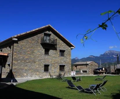 Maravilloso establecimiento rural con amplios jardines y solarium.