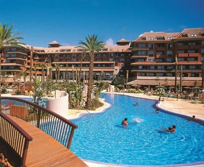 Espectacular hotel con grandes piscinas al aire libre.