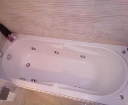 Bañera de hidromasaje privada en el baño de este moderno apartamento.