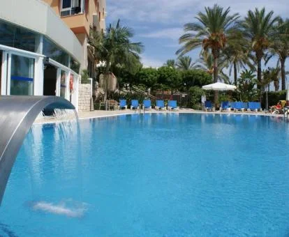 Piscina con chorros en cascada de este hotel con encanto.